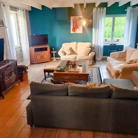 Holiday home Large 4 Bed House Available For Short