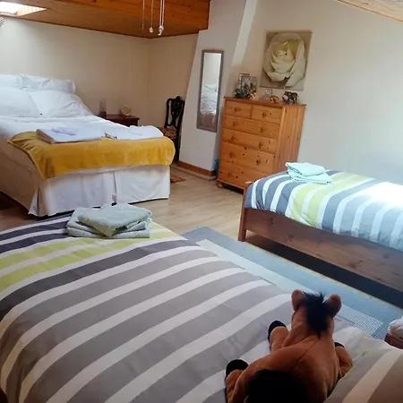 Holiday home Large 4 Bed House Available For Short *