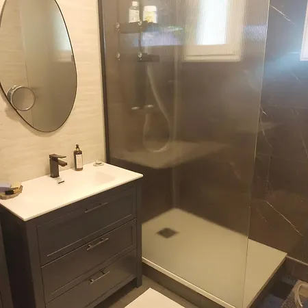Holiday home Large 4 Bed House Available For Short