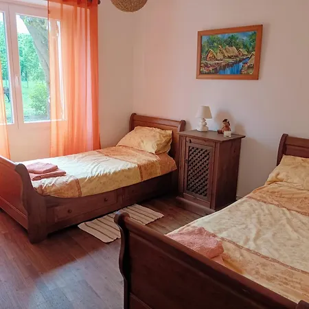 Large 4 Bed House Available For Short 度假居