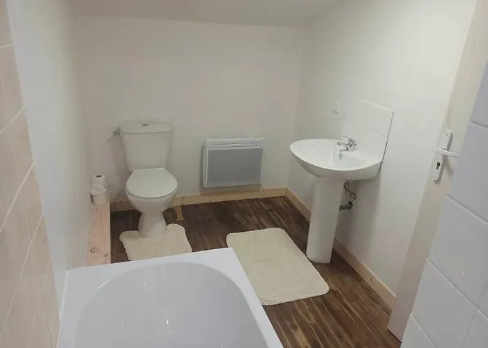 Large 4 Bed House Available For Short Feriehus