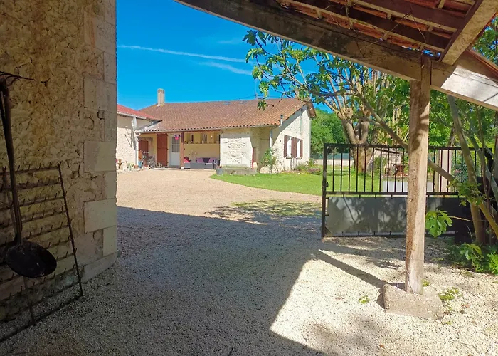 Large 4 Bed House Available For Short Feriehus