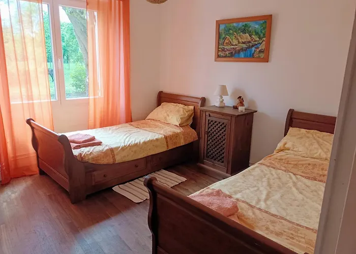 Large 4 Bed House Available For Short Feriehus